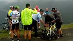 Pris pour un touriste à vélo, Chris Froome est plaqué par un