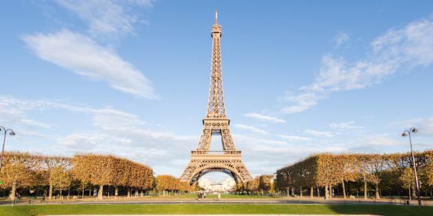 Parigi blinda la Torre Eiffel con un muro di vetro