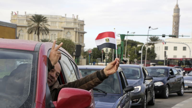 Egyptians refuse to buy new cars to force prices down