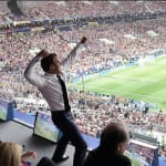 Cette photo de Macron célébrant le 1er but vaut le