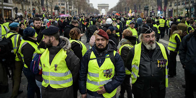 Benjamin Griveaux dénonce la présence de "paramilitaires" dans les rangs du service d'ordre des gilets jaunes.