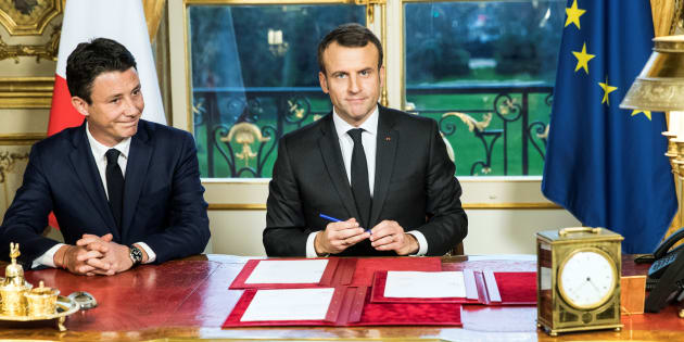 Accompagné de Benjamin Griveaux, le Président Emmanuel Macron a signé trois textes de loi, la loi de finance, la loi sur le financement de la sécurité sociale et celle mettant fin à la recherche ainsi qu’à l’exploitation des hydrocarbures d’ici 2040, à l'Elysée, le 30 décembre 2017.