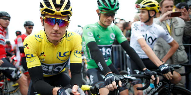 Christopher Froome en jaune, avec ses coéquipiers de l'équipe Sky, sur la 2ème étape du Tour de France le 2 juillet 2017. 