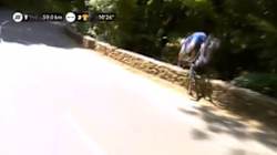 Ce coureur belge perd sa 1re place mais s'en sort bien après sa chute spectaculaire dans un