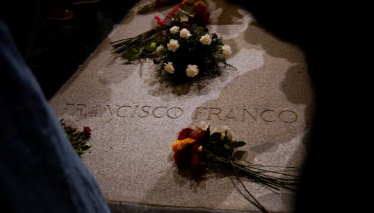 Le gouvernement espagnol donne son feu vert pour exhumer Franco de son