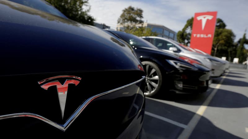 Los propietarios de Tesla se quejan porque las actualizaciones de software reducen el alcance en un 20% y agotan las baterías.