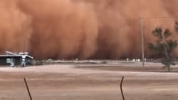 Une tempête de sable change la couleur du ciel en