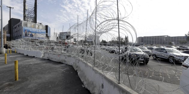La frontière entre les États-Unis et le Mexique, à Tijuana, est protégée par des barrières et des fils barbelés. Des voleurs ont volé de ces fils pour les revendre à Tijuana.