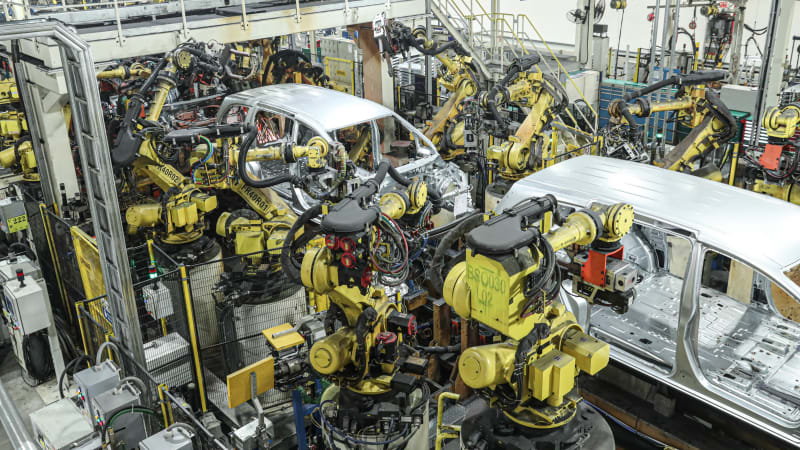 GM hält die Produktion in Shanghai aufrecht, während die Arbeiter auf dem Fabrikboden schlafen