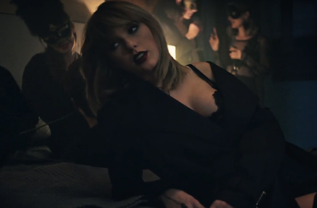 Taylor Swift Stars In Sexy I Don T Wanna Live Forever Music Video Alongside Zayn Aol