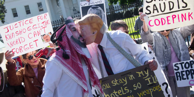 Manifestantes con caretas del príncipe Salman y de Trump, el pasado 19 de octubre, en una protesta ante la Casa Blanca. 