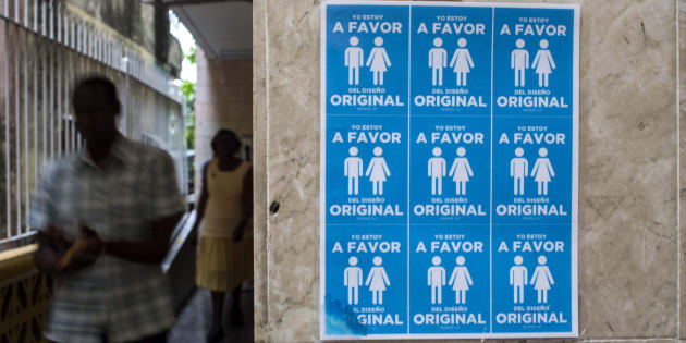 Pôster com pares de homens e mulheres em igreja cubana, com a mensagem: "sou a favor do design original".