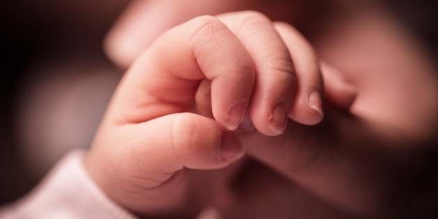In Grecia è nato un bimbo con 3 genitori biologici grazie alla fecondazione: è il primo in Europa