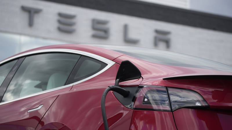Tesla reports record earnings but sees supply chain issues in 2022