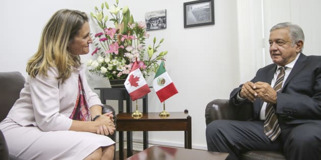 La ministra de Asuntos Exteriores de Canadá,  Chrystia Freeland, y el virtual presidente electo de México, Andrés Manuel López Obrador.