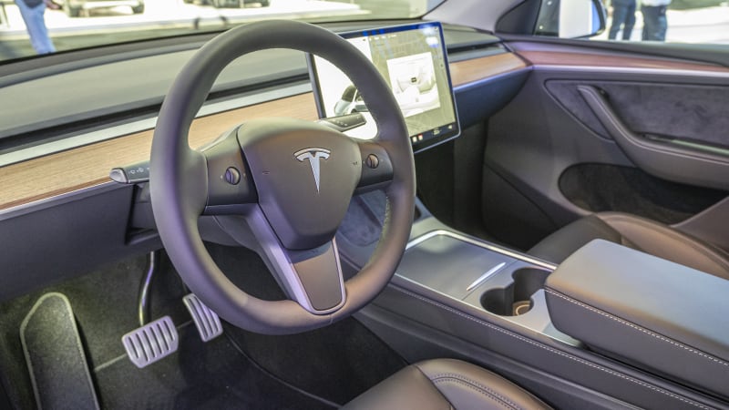 Tesla Model Y investigado por caída de volantes