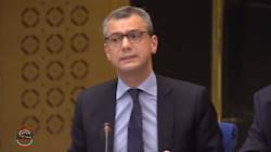 Le secrétaire général de l'Elysée peine à justifier le port d'arme accordé à