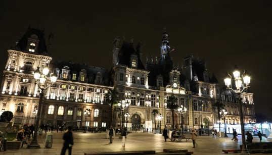 Paris va héberger des SDF dans des mairies, dont l'Hôtel de