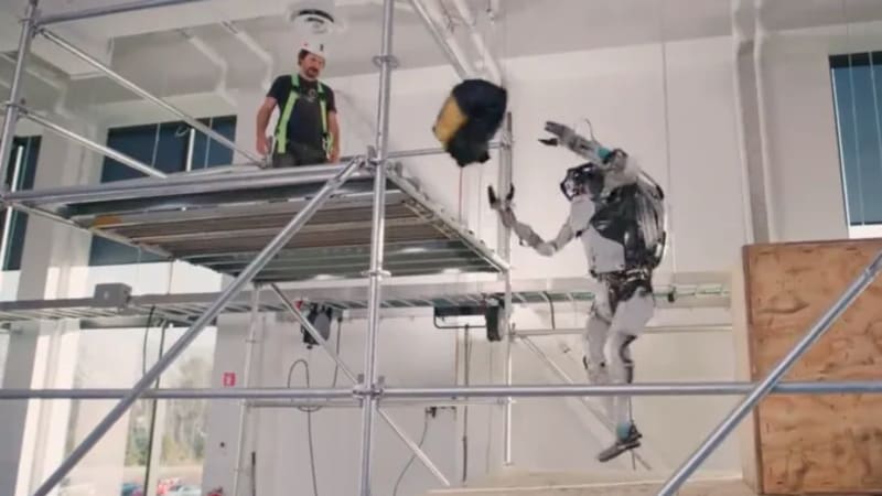 Boston Dynamics’ Atlas shows off its acrobatic skills as a tool-fetching ‘gofer’ – Autoblog