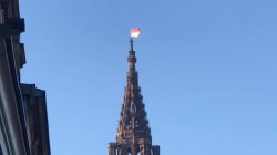 Le drapeau Rot un Wiss hissé illégalement sur la cathédrale de