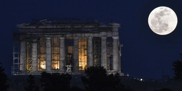 La Súper Luna de Nieve se levanta junto al Templo del Partenón en el sitio arqueológico de la Acrópolis en Atenas, Grecia.