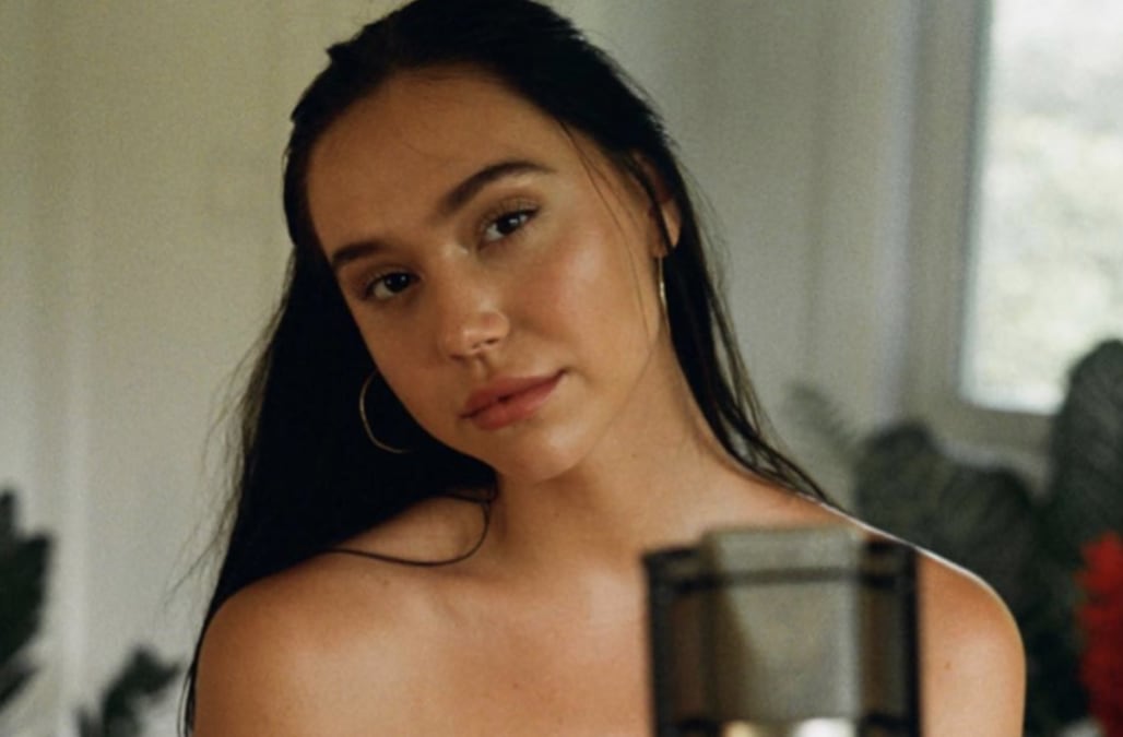 Alexis Ren pays tribute to her late mother with first-ever song: 'I am ...
