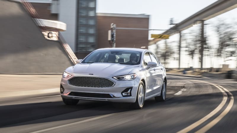 Some Ford dealers are offering $10,000 discounts on the last remaining Fusions