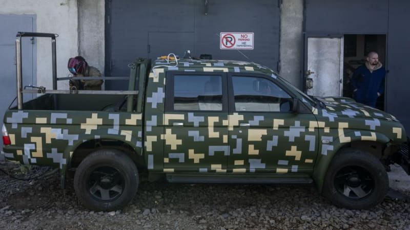 Ukrainische Schweißer panzern gespendete Fahrzeuge für den Kampf gegen Russland