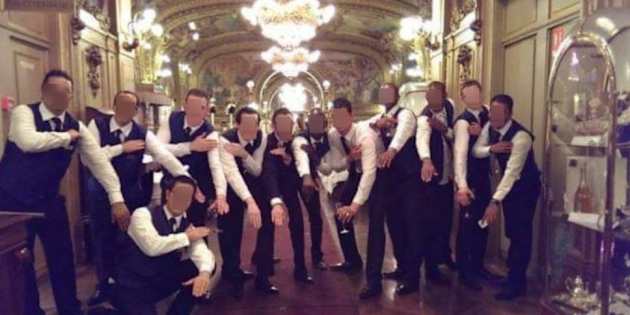 SalariÃ©s du restaurant "Le Train Bleu" effectuant une "quenelle". 