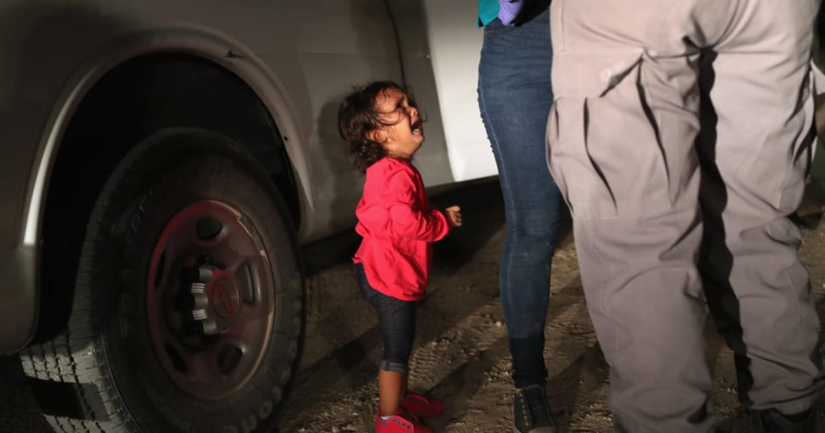 2歳の女の子が泣く。今、アメリカとメキシコの国境で親子が引き離されている