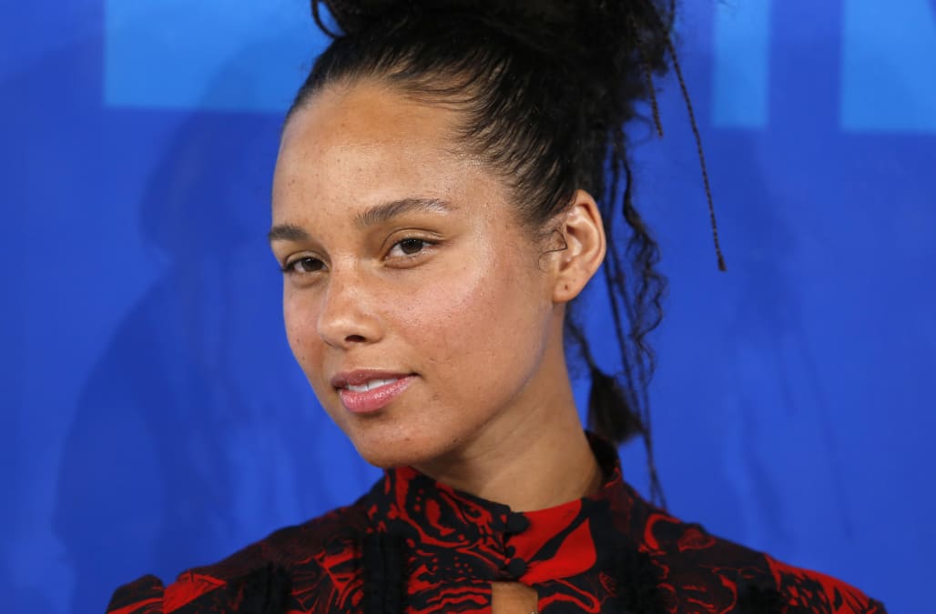 Alicia Keys Pregnant And Naked - Alicia Keys strips down to her birthday suit to celebrate ...