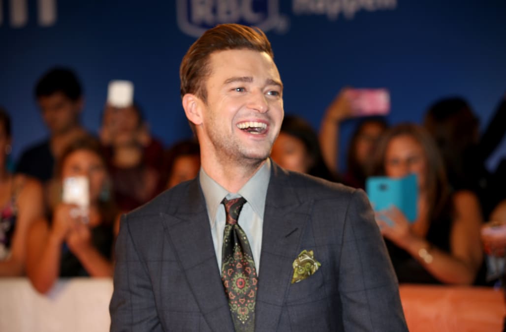 Singing actors. Timberlake Sings and smiles.