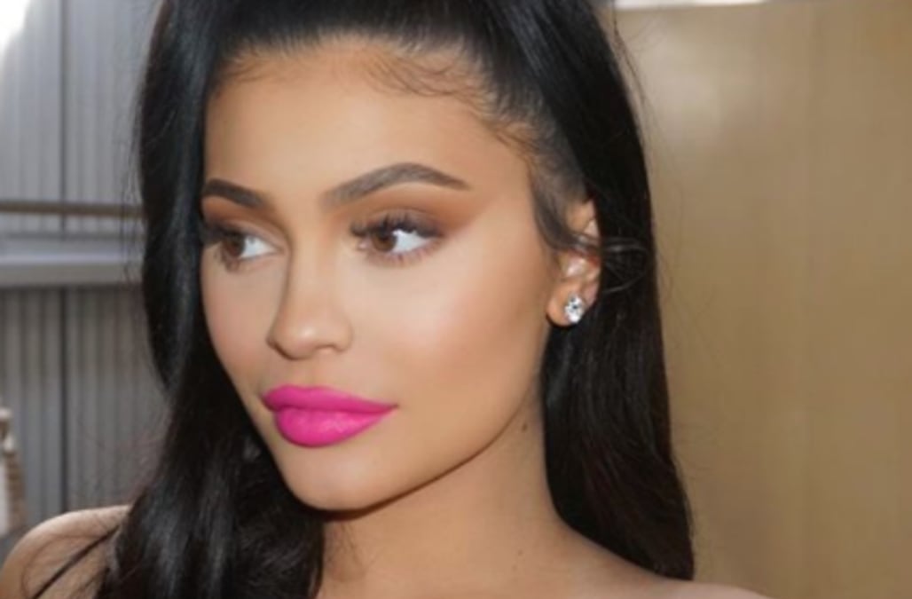 Kylie Jenner Shows Off Her Hourglass Shape In Bootylicious New Pics Aol Entertainment 