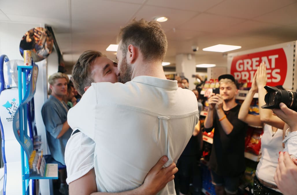 Lgbtq People Hold Kiss In In A Supermarket After A Couple Was Ejected 