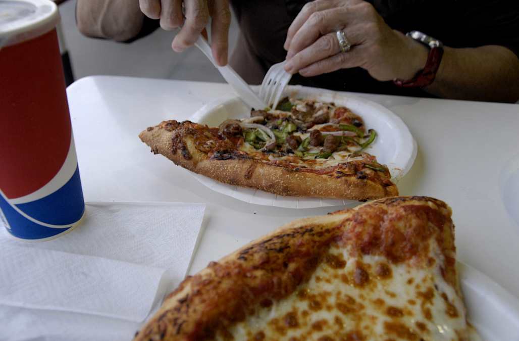 Costco Uses Over A Pound Of Cheese For The 9 95 Cheese Pizzas In Its