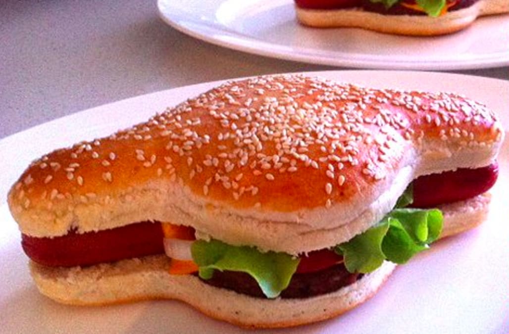 Burgers hot dogs. Бургер хот. Хот дог и бургер. Хот дог и чизбургер. Фото хот дога и гамбургера.