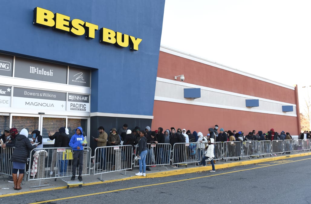 Best Buy looks like it's crushing Black Friday as hundreds of people