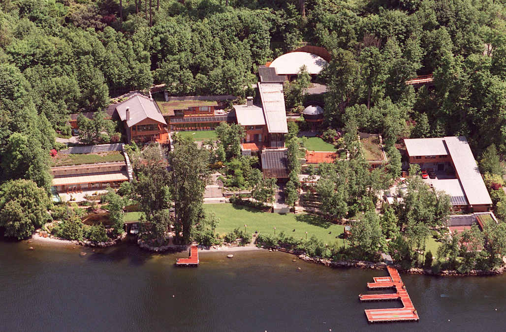 Jeff Bezos and Bill Gates live less than 1 mile from each other — here