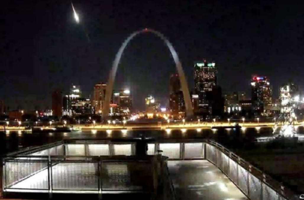 Camera catches meteor lighting up Missouri sky - AOL News