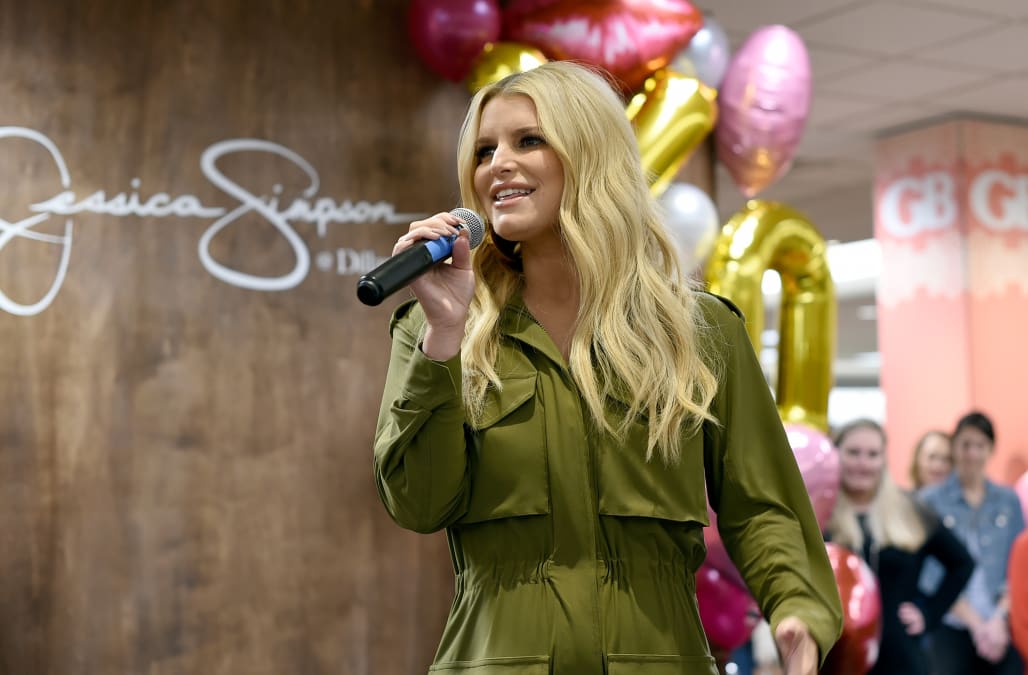 Hello 40 Jessica Simpson Wears Her 14 Year Old Jeans To Celebrate