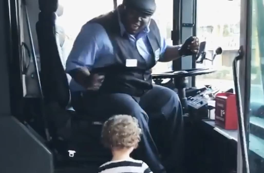 Driver stops his bus to have a dance party with a little girl