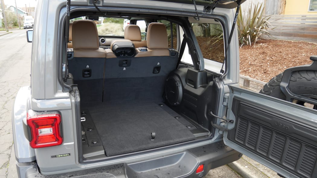 Introducir 32+ imagen jeep wrangler 4 door luggage space