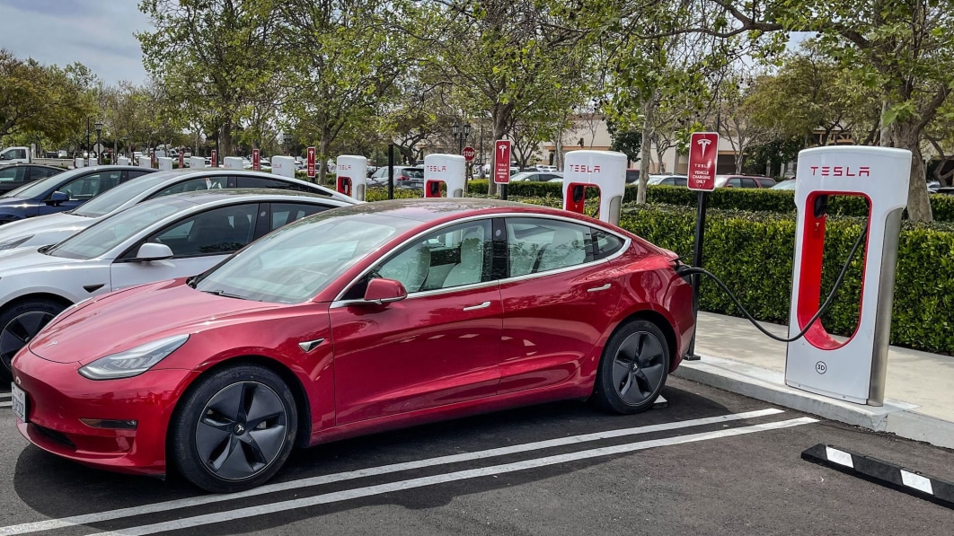 Части сети Tesla Supercharger открыта для всех автомобилей, но короткие зарядные кабели вызывают хаос
