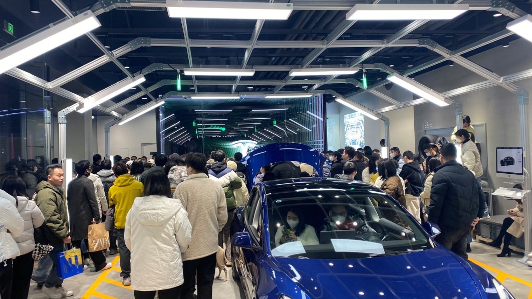 Tesla retira millones de autos en China