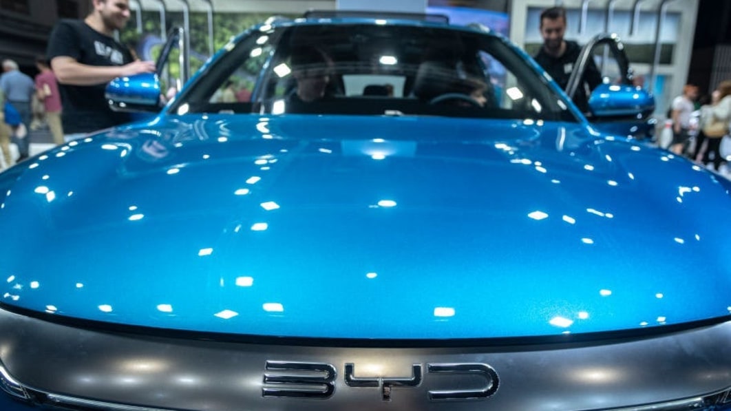 El fabricante de automóviles eléctricos chino BYD está a punto de superar las ventas de Tesla este año. Así es como está ganando la carrera contra Elon Musk.