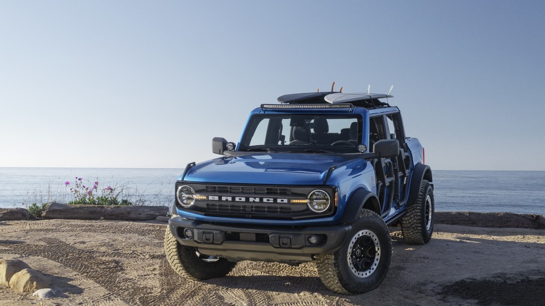 2021 Ford Bronco Riptide concept liest die Surfvorhersage