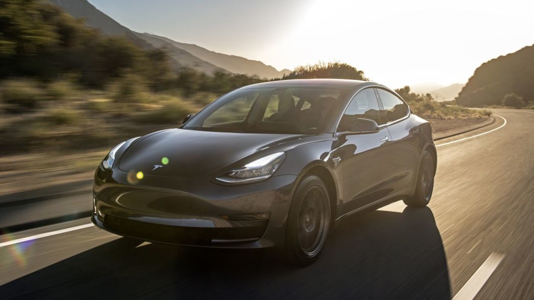 NHTSA fragt Tesla, warum das Unternehmen keine Autos wegen Autopilot-Updates zurückgerufen hat€