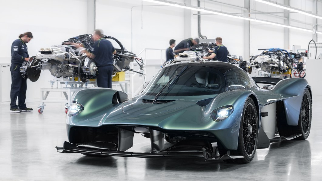 Aston Martin Valkyrie-Hyperauto geht in verwegenem grünen Kleid in Produktion€