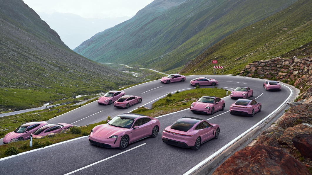 Genießen Sie das Wochenende in einer Welt, in der es nur rosa Porsche Taycans gibt.