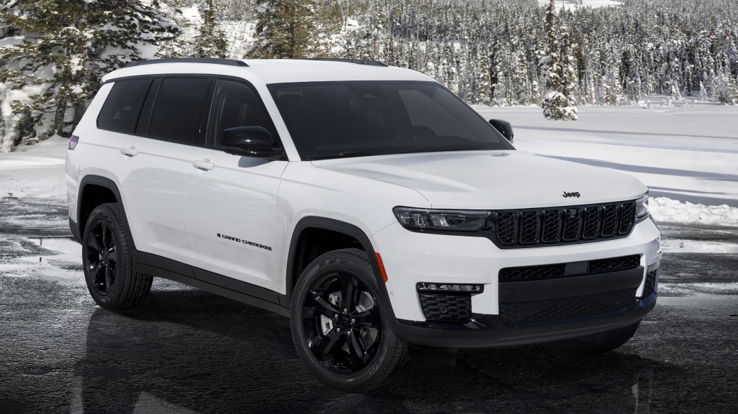 2022-jeep-grand-cherokee-l-gets-black-out-package-at-chicago-auto-show